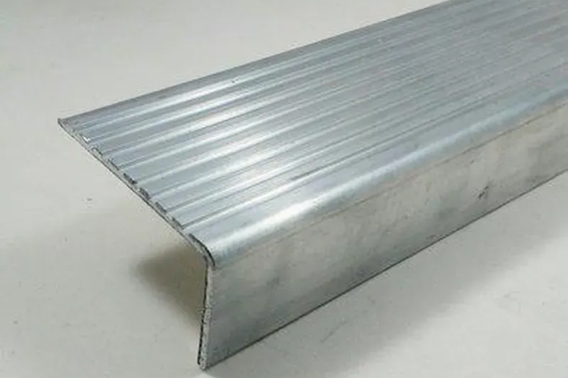 Cantoneira Frisada para Escada: Como Escolher e Instalar com Segurança Cantoneira Frisada para Escada: Como Escolher e Instalar com Segurança